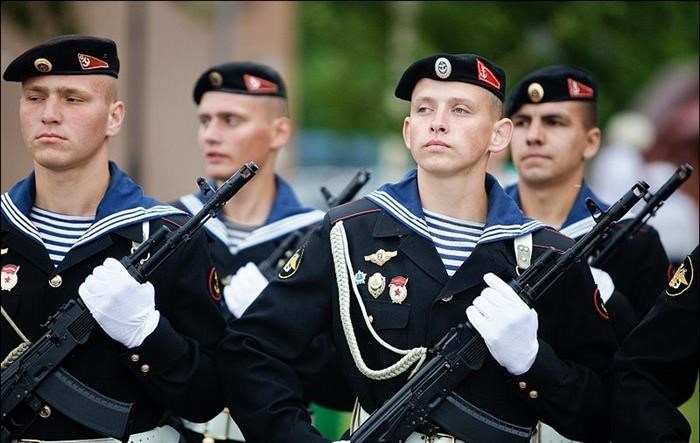 Морская пехота, одетая в черные береты
