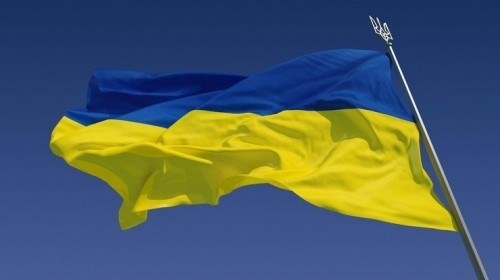 Украинский флаг, прекрасно вырисовывающийся на фоне бескрайнего неба,