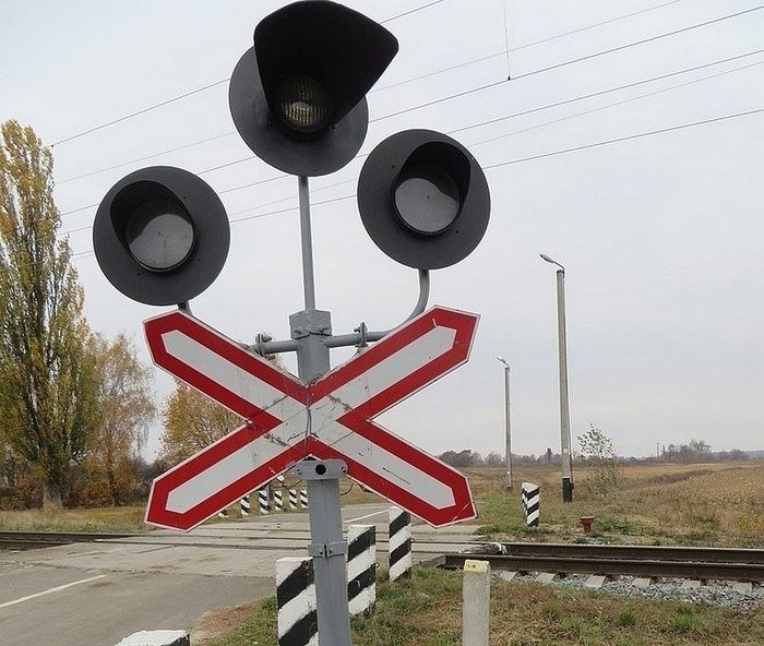 В случае запрета движения через железнодорожные пути, два крайних сигнальных фонаря начинают мигать ярким красным цветом.